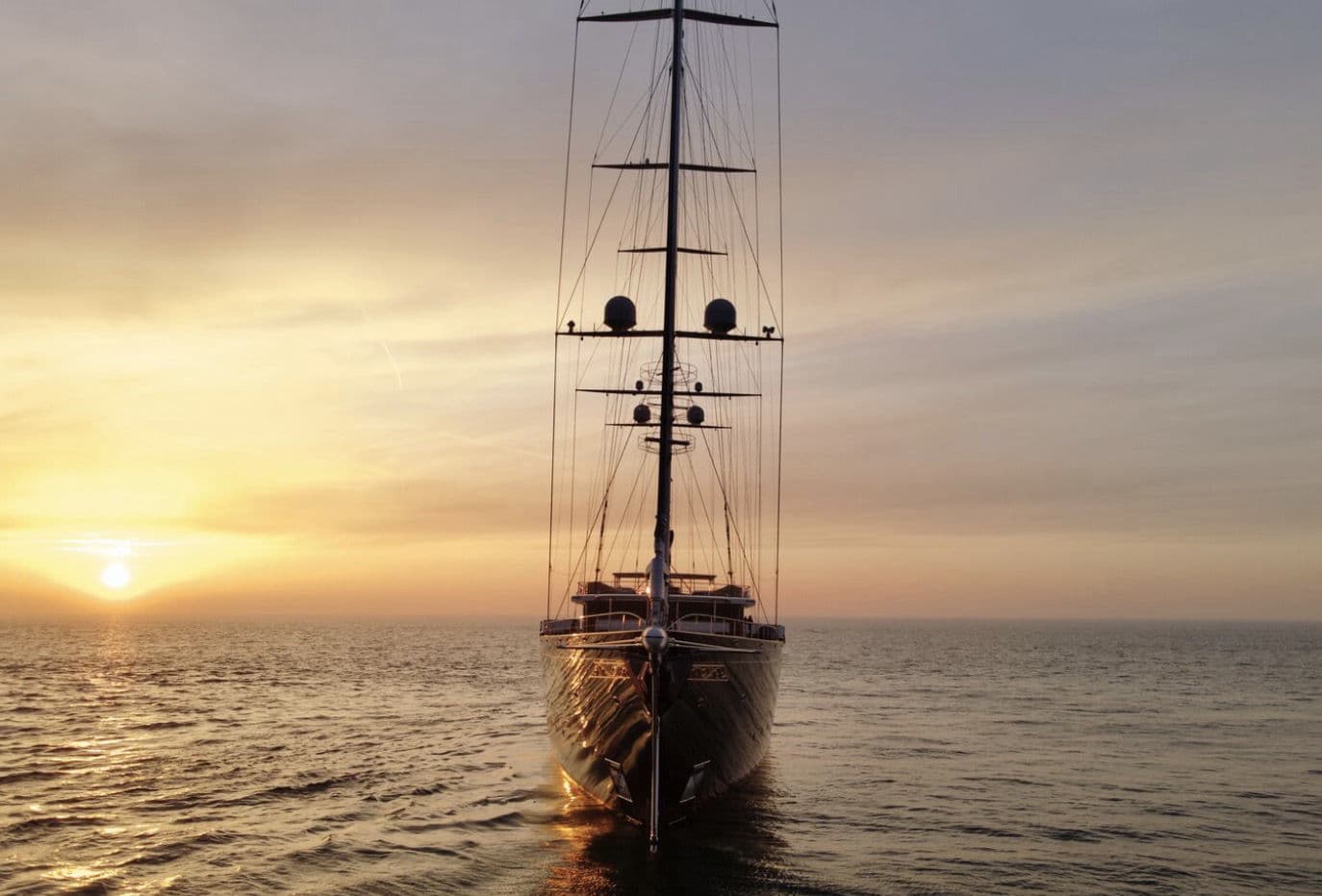 Koru vue du devant pendant un coucher de soleil