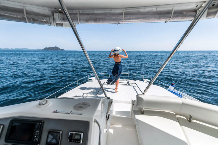 femme sur un yatch